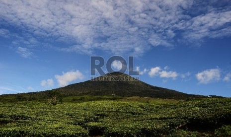  Lansekap Gunung Dempo yang terletak di Kota Pagar Alam, Sumatra Selatan. Air danau kawah Gunung Dempo berubah warna dari toska menjadi abu-abu. (Republika/Raisan Al Farisi) 