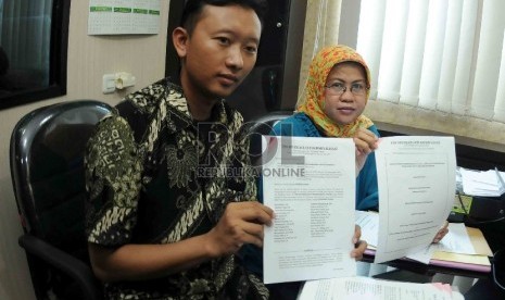  Tim kuasa hukum penyidik Komisi Pemberantasan Korupsi Novel Baswedan, Muji Kartika Rahayu (kedua kiri) dan Bahrain (kiri) menunjukan surat permohonan saat mendaftarkan permohonan gugatan praperadilan di Pengadilan Negeri Jakarta Selatan, Senin (4/5). (Rep