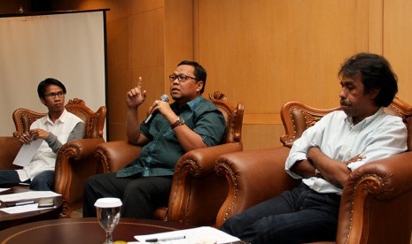 Ketua Fraksi PKB di MPR RI, Lukman Eddy (tengah) bersama pakar Hukum Tata Negara Margarito (kanan), tampil dalam Dialog Pilar Negara bertemakan 'Dana Desa' di Komplek Parlemen, Jakarta, Senin (4/5).  (foto : MgROL_39)