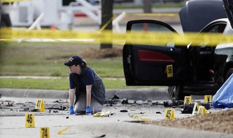  Petugas FBI memeriksa lokasi penembakan yang terjadi di dekat gedung pameran kartun nabi di Texas, Senin (4/5).