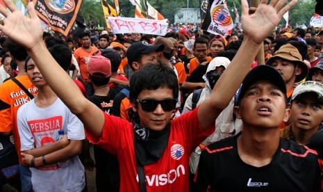 Ribuan suporter sepak bola tim Persija (The Jak Mania) melakukan aksi unjuk rasa di depan Istana Negara, Jakarta, Selasa (5/5).   (foto : MgROL_37)