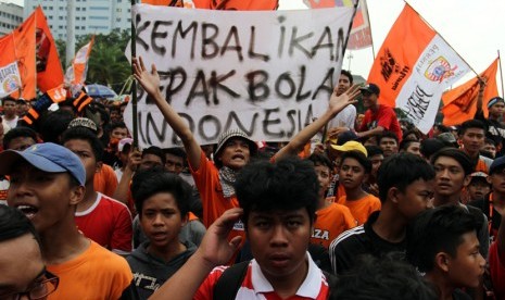 Ribuan suporter sepak bola tim Persija (The Jak Mania) melakukan aksi unjuk rasa di depan Istana Negara, Jakarta, Selasa (5/5).   (foto : MgROL_37)