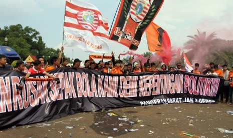 Ribuan suporter sepak bola tim Persija (The Jak Mania) melakukan aksi unjuk rasa di depan Istana Negara, Jakarta, Selasa (5/5).   (foto : MgROL_37)