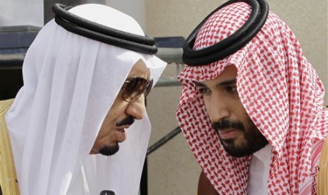 Raja Arab Saudi, Salman bin Abdul Aziz (kiri) bersama putranya Muhammad bin Salman.