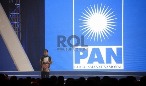  (Dari kiri) Presiden RI Joko Widodo memberikan sambutan dalam acara pelantikan pengurus DPP dan Pembukaan Rakernas I PAN di Jakarta, Selasa (6/5) malam.