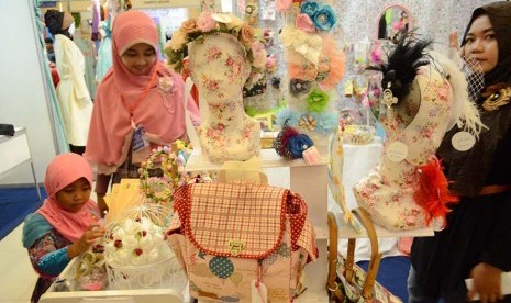  Pernak pernik perlengkapan pada Hijab & Craft Season 2015 di Graha Manggala Siliwangi, Kota Bandung, Kamis (7/5). (Republika/Edi Yusuf)