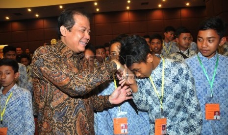  Wakil Ketua DPR RI, Taufik Kurniawan menyalami siswa Sekolah MTs Muhammadiyah, Banjarnegara, yang melakukan wisata edukasi di Kompleks Parlemen, Jakarta, Jumat (8/5).  (Republika/Rakhmawaty La'lang)