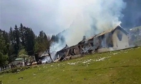  Sebuah gambar dari rekaman video, memperlihatkan bangunan yang terbakar akibat helikopter yang jatuh di Lembah Nalter, Gilgit, Pakistan, Jumat (8/5).