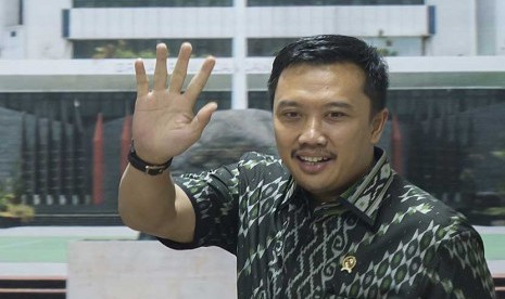 Menpora Imam Nahrawi melambaikan tangan ketika berjalan menuju ruang jumpa pers untuk mengumumkan nama-nama yang tergabung dalam tim transisi PSSI di Gedung Kemenpora, Jakarta, Jumat (8/5) malam. (Antara/Widodo S. Jusuf)