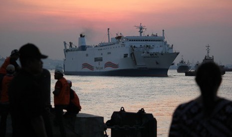 Kapal Tol Laut Mutiara Persada III sandar di dermaga Jamrud Utara Pelabuhan Tanjung Perak Surabaya, Jawa Timur, Jumat (8/5). 