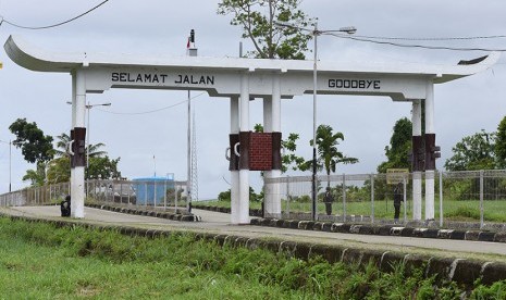 Petugas berjaga di dekat perbatasan RI dengan Papua Nugini (PNG) di wilayah Skouw, Jayapura, Papua, Jumat (8/5). (Antara/Hafidz Mubarak A.)