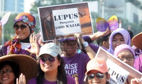 Yayasan Lupus Indonesia menggelar aksi sosialisasi penyakit Lupus di Bundaran HI, Jakarta, Ahad (10/5).   (Republika/Agung Supriyantro)