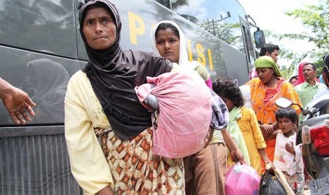 Ratusan pengungsi Rohingya terdampar di Laut Aceh tepatnya di Desa Meunasah Sagoe,  Seuneudon, Aceh Utara, Aceh, Ahad (10/5). (Antara/Syifa)