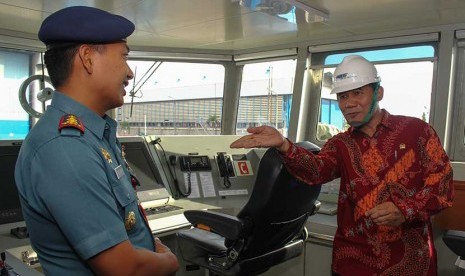 Anggota Komisi VI DPR RI Bambang Harjo (kanan) berbincang dengan komandan KRI Sampari-628  Letnan Kolonel (Letkol) Laut (P) Hreesang Wissanggeni (kiri) saat kunjungannya di PT PAL Indonesia Surabaya, Jawa Timur, Selasa (5/5). (Antara/Didik Suhartono)