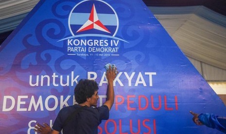 Seorang pekerja menyelesaikan pemasangan atribut persiapan kongres Partai Demokrat ke-IV di Hotel Shangrila, Surabaya, Jawa Timur, Senin (11/5).