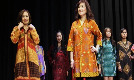  Pagelaran busana yang menampilkan beragam jenis batik khas Indonesia.    (foto : ABC Internasional)