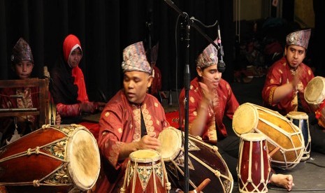 Kelompok kendang yang mengiringi sejumlah tarian dan pencak silat.   (foto : ABC Internasional)