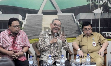 ?Ketua Komisi II DPR RI Rambe Kamarulzaman (tengah), Ketua FPKB di MPR, Lukman Edy (kiri), Kapuspen Kemendagri Dodi Riatmadji (kanan) dalam diskusi forum legislasi di Komplek Parlemen, Senayan, Jakarta, Selasa (12/5). (Republika/Agung Supriyanto)