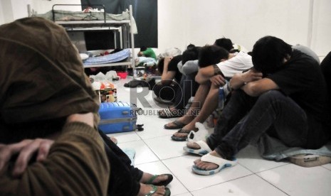 Polisi menunjukkan sejumlah barang bukti dan WNA asal Cina dan Taiwan saat menggelar hasil penangkapan 30 WNA di salah satu ruko di Penjaringan, Jakarta Utara, Selasa (12/5). (Republika/Rakhmawaty La’lang)