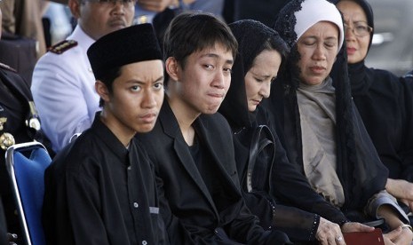  Anak dan keluarga dari almarhum istri Dubes Indonesia untuk Pakistan, Heri Listyawati Burhan Muhammad, saat menyaksikan serahterima jenazah dari Pemerintah Pakistan ke Pemerintah Indonesia di Yogyakarta, Kamis (14/5). (Antara/Regina Safri)