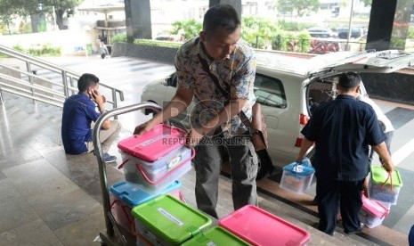 Petugas memindahkan barang kunjungan tahanan di Gedung KPK, Jakarta, Kamis (14/5).   (Republika/Wihdan)