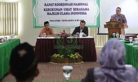 Ketua MPR Zulkifli Hasan (kanan) berbicara saat membuka Rakornas Kerukunan Antar Umat Beragama Majelis Ulama Indonesia di Jakarta,Senin (18/5). (Republika/Tahta Aidilla)