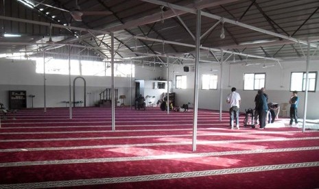  Relawan MER-C menyelesaikan renovasi masjid Ash Sholah yang hancur akibat agresi Israel di wilayah Jabaliya, Gaza Utara, Palestina.  (foto : dok.MER-C)