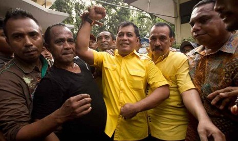 Wakil Ketua Umum Golkar hasil Munas Bali Nurdin Halid (tengah)