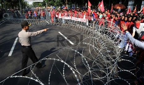  Mahasiswa dari berbagai universitas melakukan aksi unjuk rasa saat memperingati Hari Kebangkitan Nasiona di depan Istana Merdeka, Rabu (20/5).  (Republika/Tahta Aidilla)