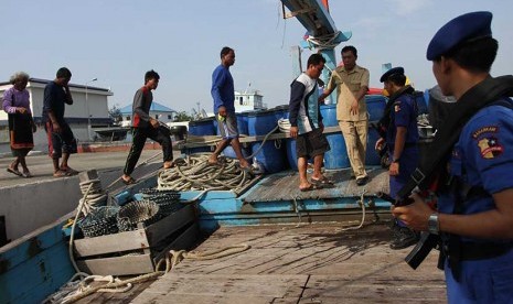 Personel Dit Polair Polda Sumut berjaga di dekat nelayan asing pelaku pencurian ikan (illegal fishing) di Belawan, Sumatera Utara, Kamis (21/5).  (Antara/Irsan Mulyadi)