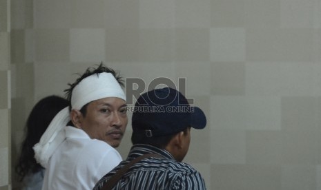 Tersangka kasus penelantaran anak Utomo Permono (memakai ikat kepala) menjalani pemeriksaan di RS. Polri, Jakarta Timur, Jumat (22/5). (Republika/Raisan Al Farisi)