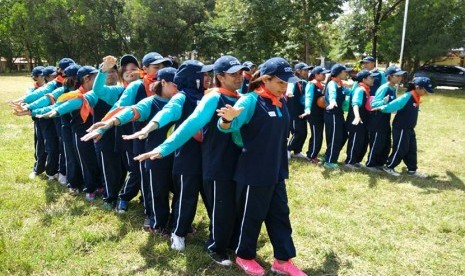 Suasana Outbound di Lapangan Seminari, Kupang Nusa Tenggara Timur Sabtu (23/5) dalam rangka pelaksanaan Sosialisasi 4 Pilar MPR RI dengan metode outbound di lingkungan mahasiswa perguruan tinggi se-Nusa Tenggara Timur.  (foto : dok. MPR)