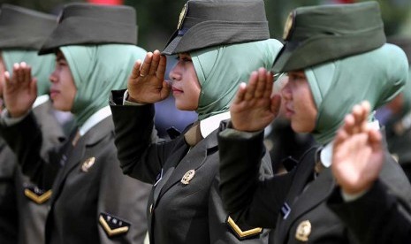 Korps Wanita Angkatan Darat (KOWAD) TNI Kodam Iskandar Muda mengenakan jilbab saat mengikuti gladi memperingati HUT ke 68 Proklamasi Kemerdekaan RI di lapangan Blangpadang, Banda Aceh.