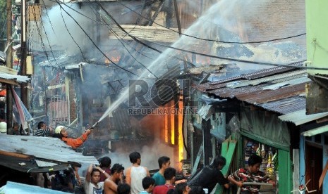  Kebakaran melanda pemukiman padat penduduk di kawasan Senen, Jakarta Pusat, Sabtu (23/5).   (Republika/Rakhmawaty La'lang)