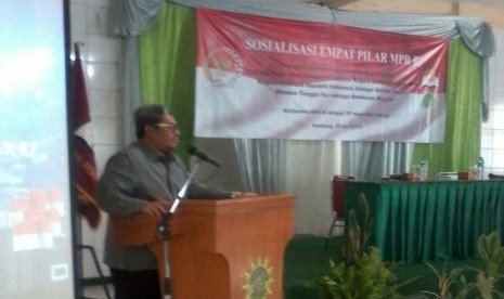  Gubernur Jawa Barat Ahmad Heryawan saat sosialisasi empat pilar MPR RI di Sekolah Tinggi Agama Islam Persis, Bandung, Senin (25/5). 