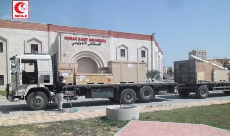 Sebuah truk yang mengangkut alat CT Scan dan X-Ray untuk melengkapi Ruang Radiologi tiba di RS Indonesia, Gaza, Palestina.  (foto : dok. MER-C)