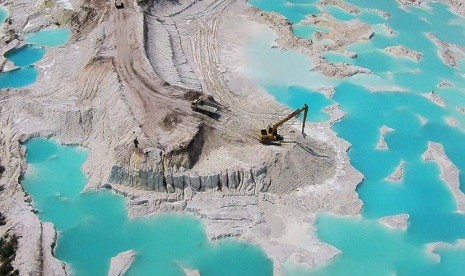 Alat berat beroperasi di area tambang Kulong Kaolin yakni danau yang tercipta akibat kegiatan penambangan kaolin di Desa Perawas, Tanjungpandan, Belitung. Bangka Belitung Fokus Berantas Sarang Nyamuk di Area Tambang dan Kebun. (AntaraAndika Wahyu)