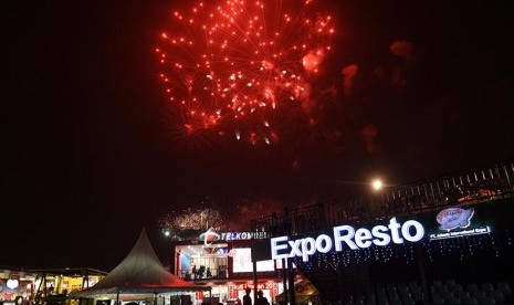 Pertunjukan kembang api memeriahkan pembukaan Jakarta Fair 2015 di Arena PRJ Kemayoran, Jakarta, Jumat (29/5). (Antara/Akbar Nugroho Gumay)