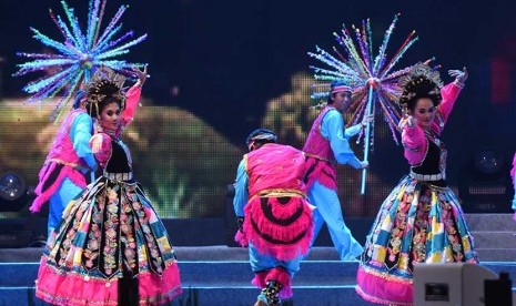  Sejumlah penari memeriahkan pembukaan Jakarta Fair 2015 di Arena PRJ Kemayoran, Jakarta, Jumat (29/5).  (Antara/Akbar Nugroho Gumay)