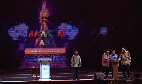  Wapres Jusuf Kalla (tengah) bersama Gubernur Jakarta Basuki Tjahaja Purnama (kanan) dan Ketua Panitia Murdaya Poo meresmikan pembukaan Jakarta Fair 2015 di Arena PRJ Kemayoran, Jakarta, Jumat (29/5).(Antara/Akbar Nugroho Gumay)