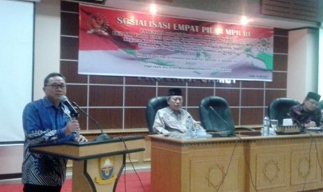   Ketua MPR RI Zulkifli Hasan,menghadiri dan membuka kegiatan acara Sosialisasi Empat Pilar MPR RI di Aula Gedung Bapedda Pemerintah Provinsi Jambi, Sabtu (30/5).