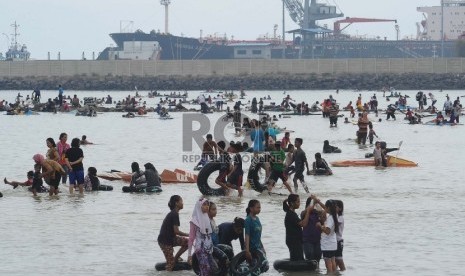 Pengunjung bermain air saat mengunjungi Pantai Pasir Putih, Tarahan, Lampung Selatan (ilustrasi)