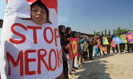 Sejumlah mahasiswa Sekolah Tinggi Ilmu Kesehatan (Stikes) melakukan aksi peringatan hari anti tembakau sedunia di Sport Centre Indramayu, Jawa Barat, Ahad (31/5). (Antara/Dedhez Anggara)