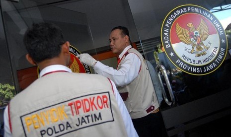  Sejumlah anggota Polda Jawa Timur ketika melakukan penggeledahan di kantor Badan Pengawas Pemilihan Umum (Bawaslu) Propinsi Jawa Timur, Surabaya, Senin (1/6).(Antara/M Risyal Hidayat)