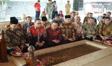  Pimpinan MPR dan rombongan anggota MPR berziarah ke Makam Bung Karno di Blitar, Senin (1/6).  (foto : dok. MPR RI)