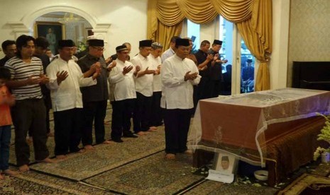  Wakil Ketua MPR RI Hidayat Nur Wahid mengimami salat jenazah putra sulung Oesman Sapta Odang, almarhum Raja Sapta Sermando.  (foto: dok. MPR RI)