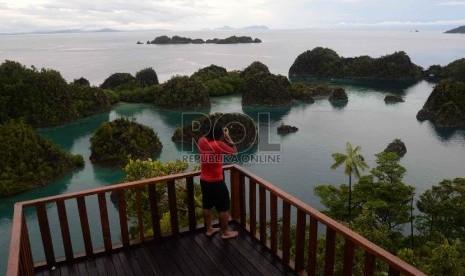  Wisatawan memotret kawasan wisata Piaynemo di Raja Ampat, Papua Barat.  (Republika/Yasin Habibi)