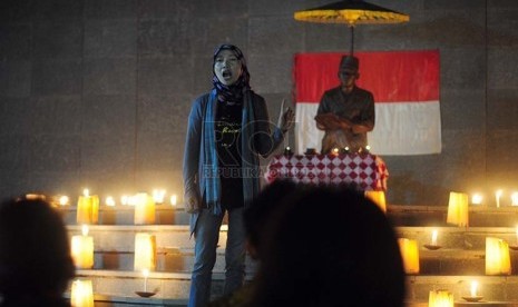  Malam renungan memeringati 114 tahun kelahiran Presiden pertama Soekarno di monumen Penjara Banceuy Kota Bandung, Jumat (5/6) malam. (foto : Septianjar Muharam)