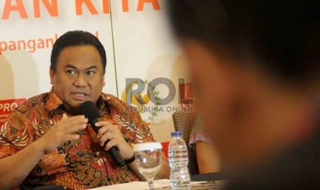 Menteri Perdagangan Rachmat Gobel saat menjadi pembicara dalam acara diskusi Pangan Kita di Jakarta, Senin (8/6).  (Republika/Agung Supriyanto)