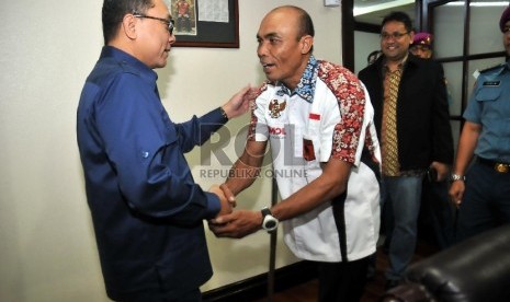  Ketua MPR RI Zulkifli Hasan saat menerima audiensi pendaki gunung tunadaksa, Sabar Gorky (kanan) di ruang kerja Ketua MPR RI, Kompleks Parlemen, Jakarta, Senin (8/6). (Republika/Rakhmawaty La'lang)